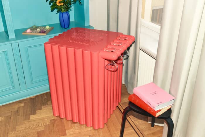 Minibar hotels lackerad kyl med vinställ