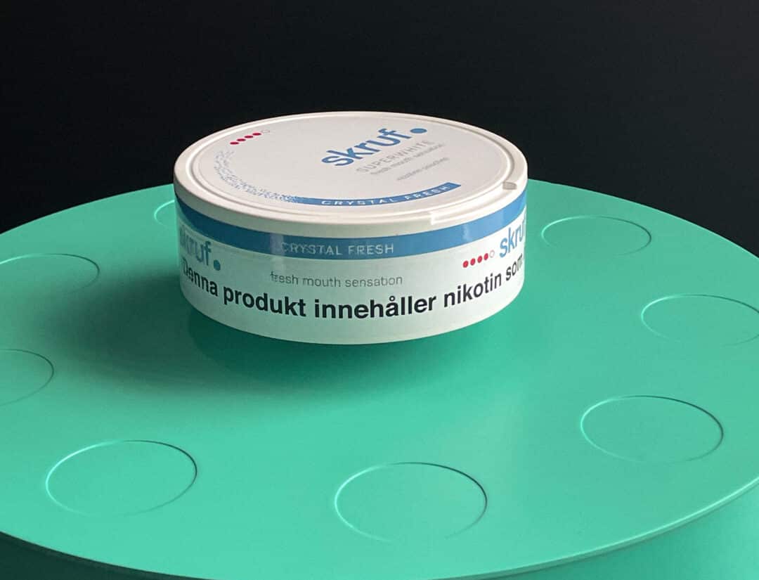 3D-printad produktdisplay för Skruf snus med rund podiumdesign för exponering