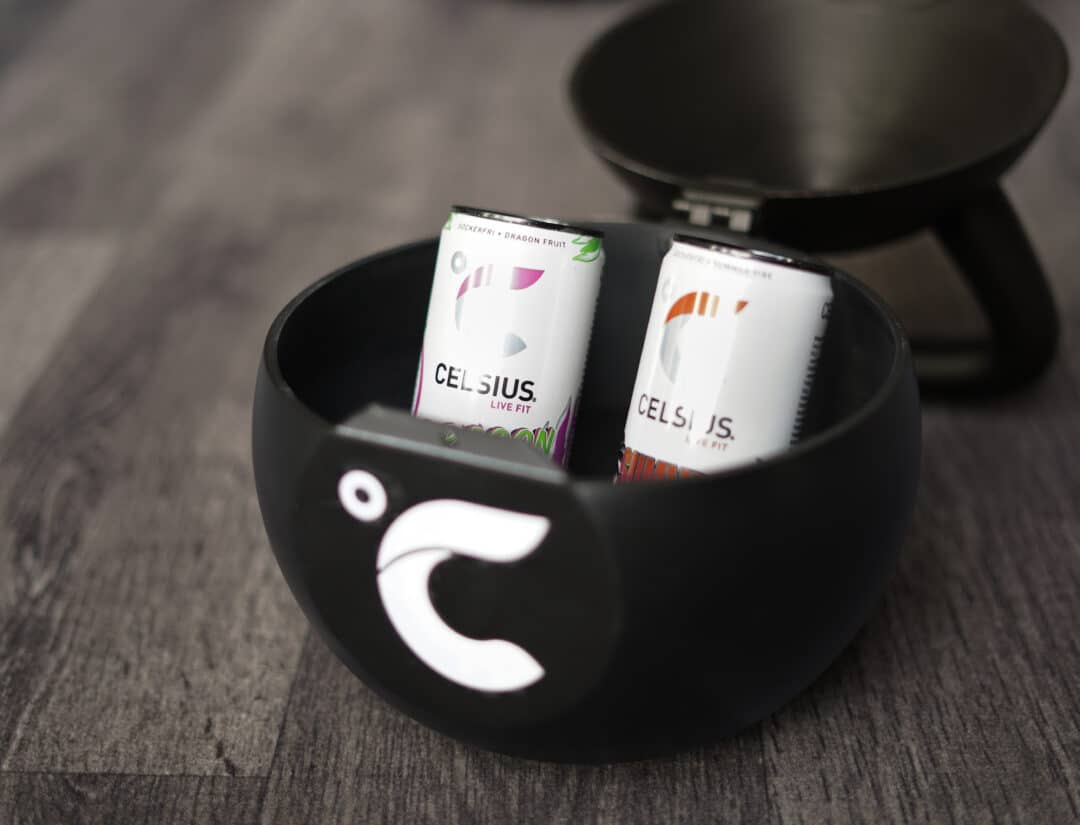 3D-printad kettlebell som öppningsbar behållare för dryckesburkar i produktdisplay