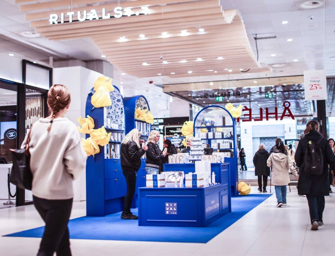 Rituals produktdisplay i butik med specialdesignad inredning tryck och dekorelement