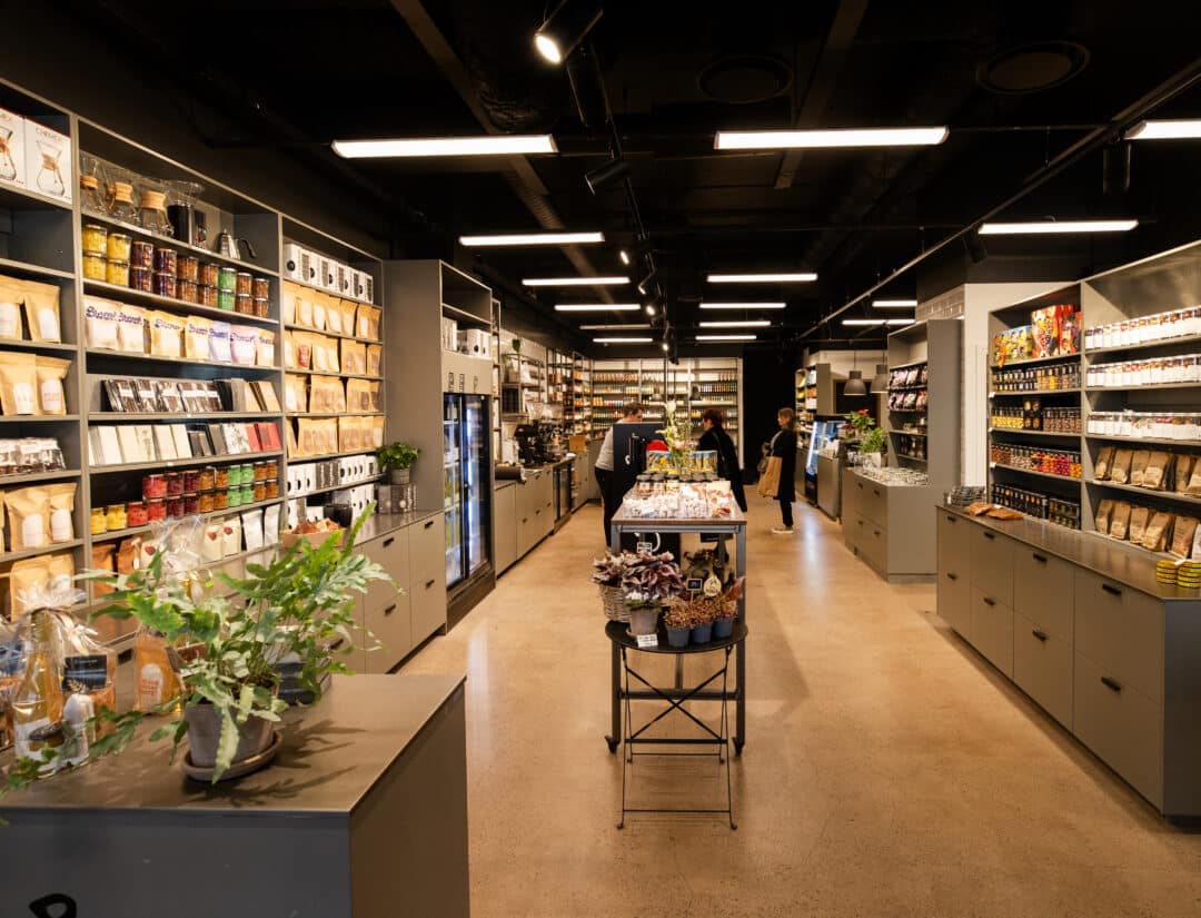Platsbyggd inredning butik förvaring hyllor garderob belysning
