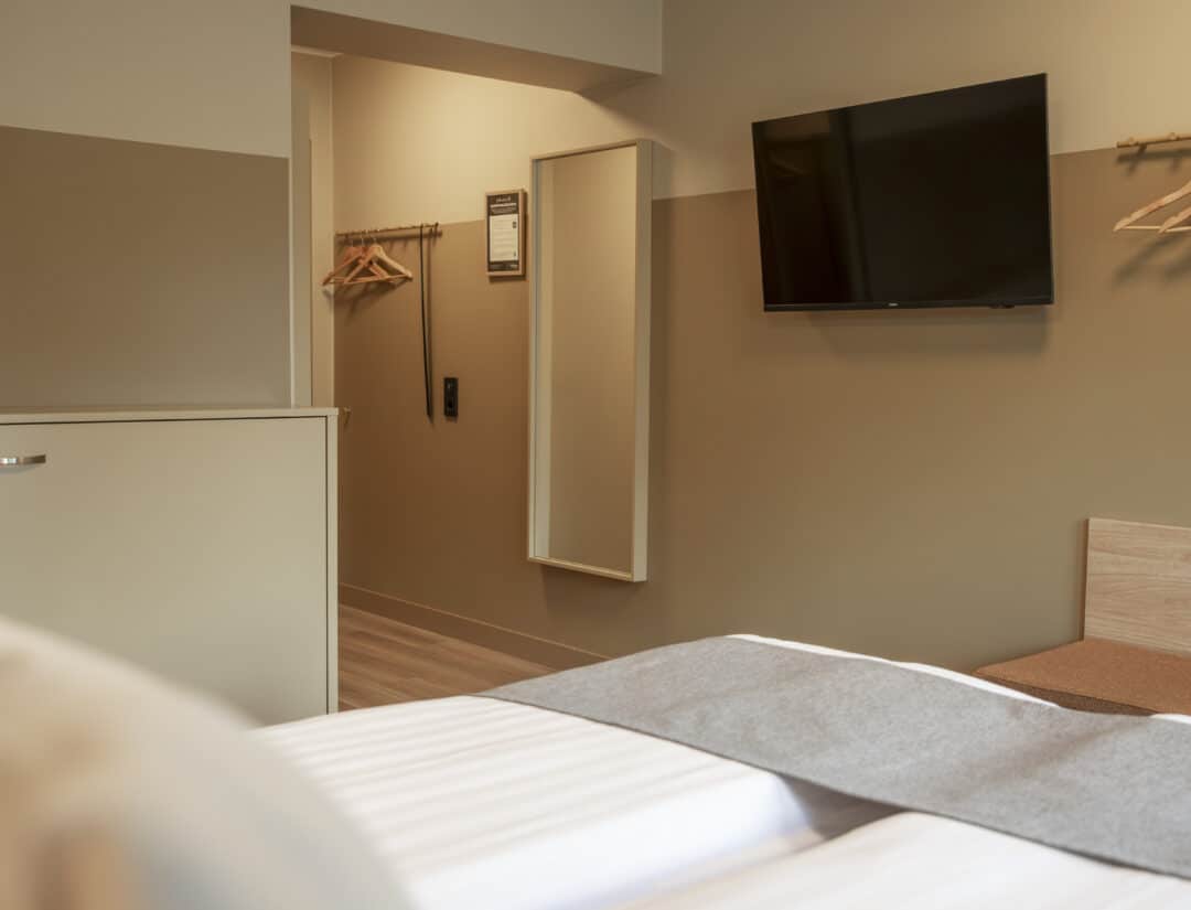 Gekås Shoppinglängorna hotellinredning specialbyggd bänk säng spegel